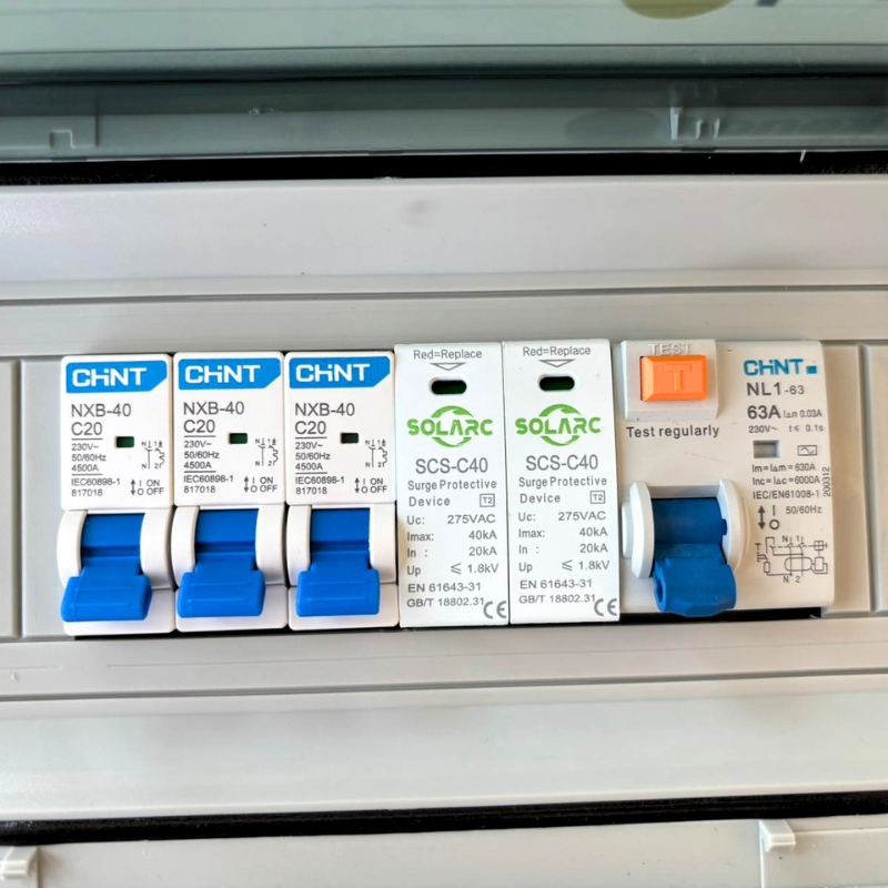 Optimisez et sécurisez votre installation avec le coffret de jonction AC 3 entrées, conçu pour centraliser jusqu’à 3 sources AC (micro-onduleurs, batteries, prises solaires) vers une sortie unique sécurisée. Pré-équipé avec disjoncteur différentiel type B, 3 disjoncteurs indépendants et un parafoudre intégré (SPD), il garantit une protection complète contre fuites, surintensités et surtensions. Robuste avec son boîtier IP65 – IK10, il est parfaitement adapté à une installation intérieure ou extérieure. 
