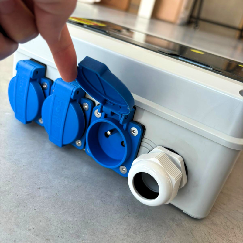 Optimisez et sécurisez votre installation avec le coffret de jonction AC 3 entrées, conçu pour centraliser jusqu’à 3 sources AC (micro-onduleurs, batteries, prises solaires) vers une sortie unique sécurisée. Pré-équipé avec disjoncteur différentiel type B, 3 disjoncteurs indépendants et un parafoudre intégré (SPD), il garantit une protection complète contre fuites, surintensités et surtensions. Robuste avec son boîtier IP65 – IK10, il est parfaitement adapté à une installation intérieure ou extérieure. 