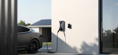 Installation et mise en scène Anker - SOLIX V1 Smart EV Charger 7.4KW SHUTTER version qui recharge une voiture electrique permettant aux personnes d'être autonome sur leur charge de voiture.